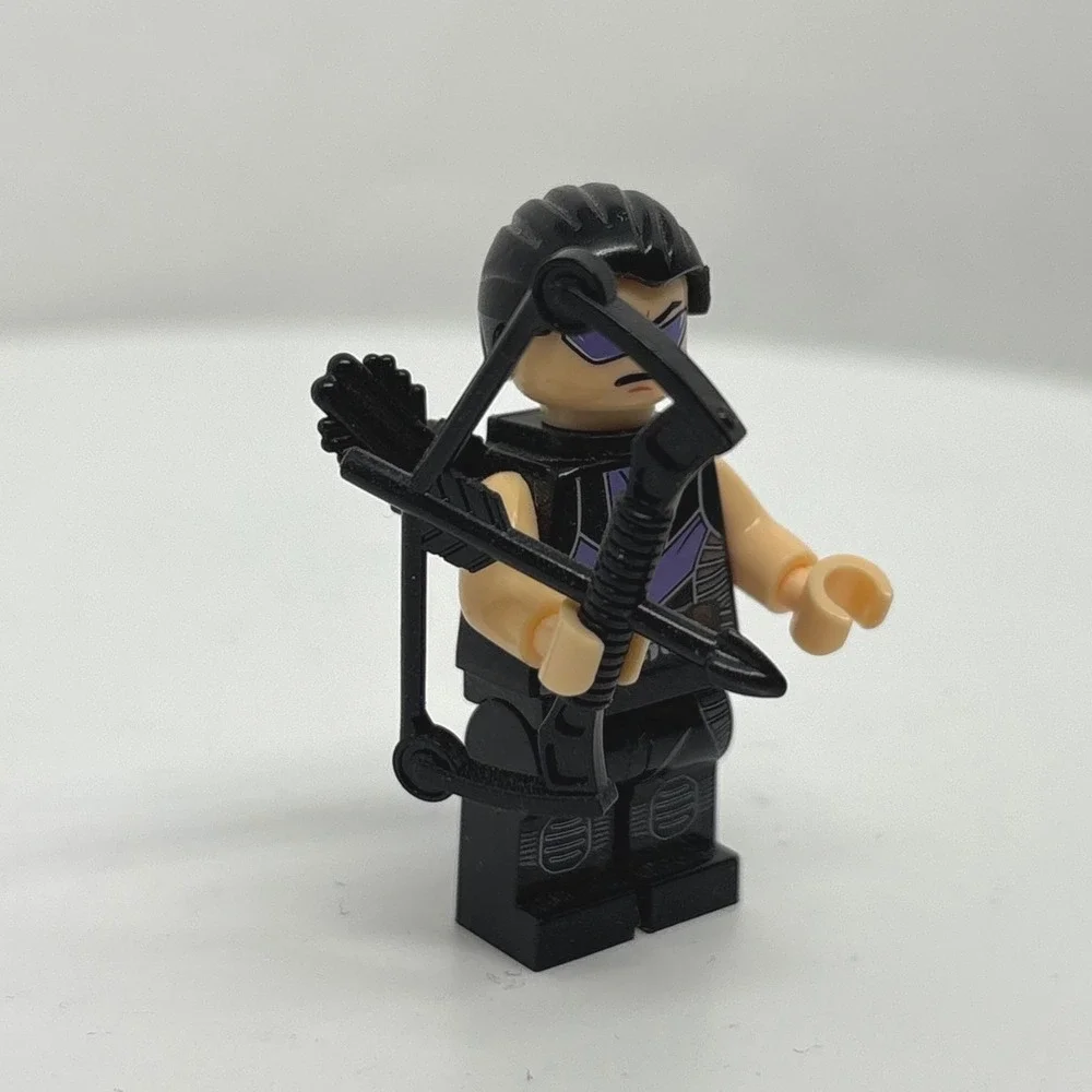 LEGO Marvel Super Heroes Hawkeye Minifigure sh084 Black Purple Suit with Bow